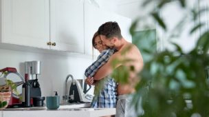 casal feliz na cozinha